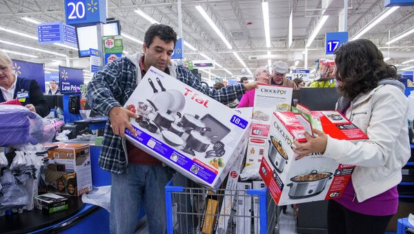Покупатели магазина города Бентонвилл, Арканзас во время распродажи Black Friday