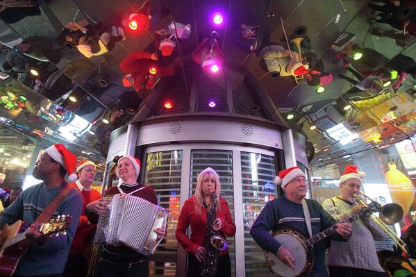 Музыканты играют в одном из магазинов на Таймс-Сквер в Нью-Йорке во время распродажи Black Friday