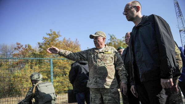 Премьер-министр Украины Арсений Яценюк инспектирует возведение Стены в Харьковской области. 15 октября 2014