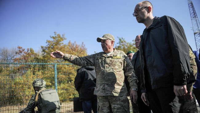 Арсений Яценюк инспектирует возведение Стены в Харьковской области. Архивное фото