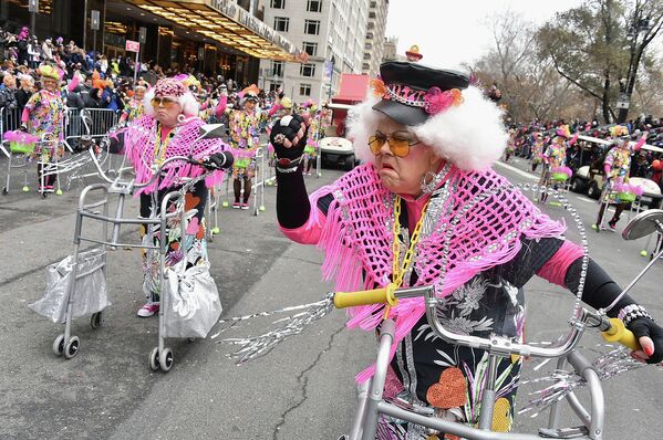 Red Hot Mommas выступают во время парада в День Благодарения. Нью-Йорк, 27 ноября 2014