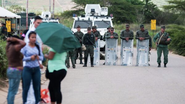 Бойцы Национальной гвардии Венесуэлы стоят на страже возле тюрьмы в штате Лара, где заключенные приняли смертельную дозу лекарств