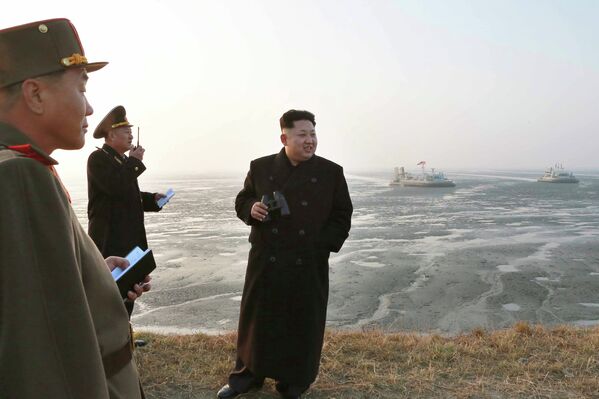 Северокорейский лидер Ким Чен Ын во время военных учений