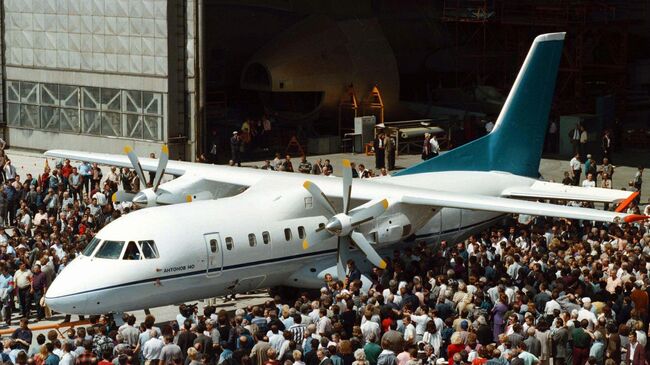 Турбовинтовой самолет Ан-140. Архивное фото