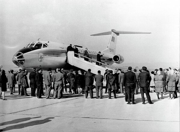 Встреча самолета ТУ-134 после первого рейса по маршруту Москва-София. 1967 год