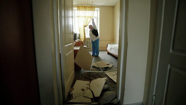 Разрушения в детской больнице после обстрела Донецка