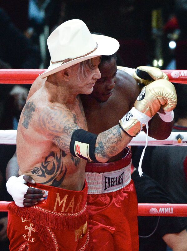 Американский актер и боксер Микки Рурк в поединке против американского боксера Эллиота Сеймура