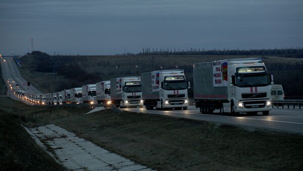 Подготовка гуманитарной колонны к выезду в Ростове-на-Дону