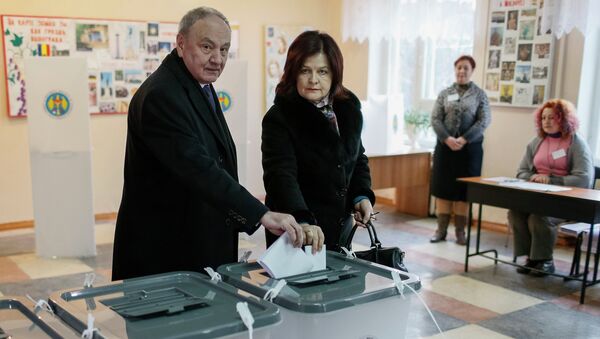 Президент Молдавии Николае Тимофти голосует на парламентских выборах