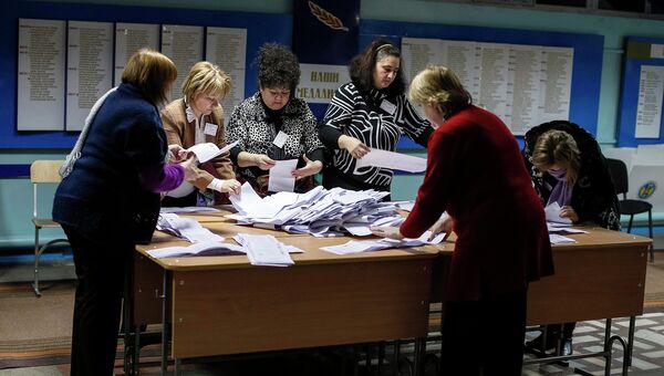 Подсчет бюллетеней на одном из избирательных участков Кишинева, Молдавия