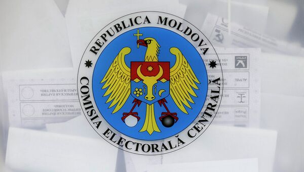 Избирательная урна с гербом Молдавии. Архивное фото