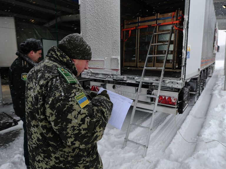 Сотрудники пограничной службы Украины у грузового автомобиля с российской гуманитарной помощью для жителей Донбасса на КПП Матвеев Курган