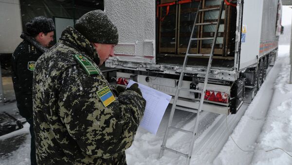 Сотрудники пограничной службы Украины у грузового автомобиля. Архивное фото