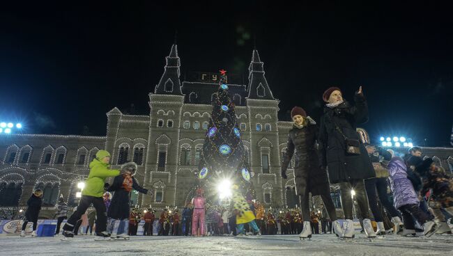 Посетители на открытии ГУМ Катка на Красной площади Москвы. Архивное фото