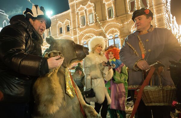 Клоуны, медовуха и фейерверк. Открытие ГУМ Катка на Красной площади
