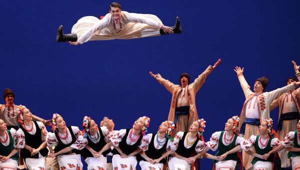 Артисты Государственного академического ансамбля народного танца имени Игоря Моисеева исполняют украинский танец Гопак на концерте в Большом театре