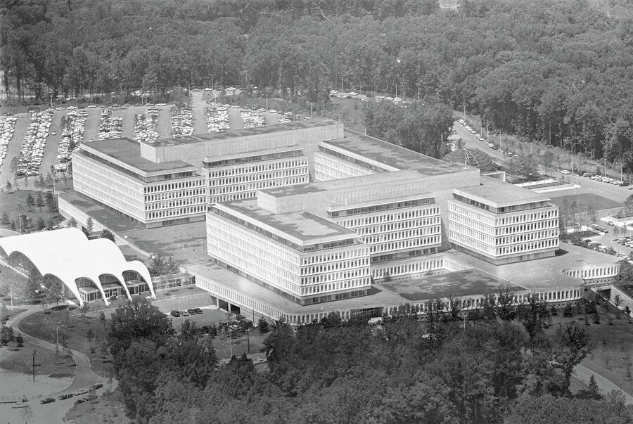 Общий вид на здание штаб-квартиры Центрального разведывательного управления, ЦРУ в Лэнгли. 1962 год