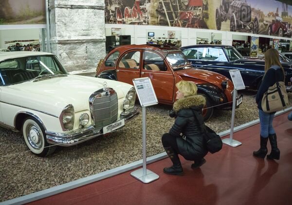 Посетители выставки ретро-автомобилей в Санкт-Петербурге
