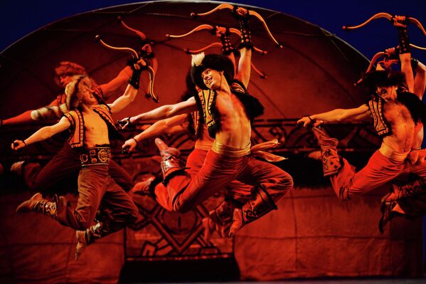 Артисты Государственного академического ансамбля народного танца имени Игоря Моисеева во время концерта в Большом театре