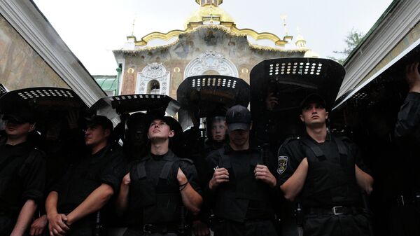 Сотрудники правоохранительных органов Украины у входа в Киево-Печерскую Лавру