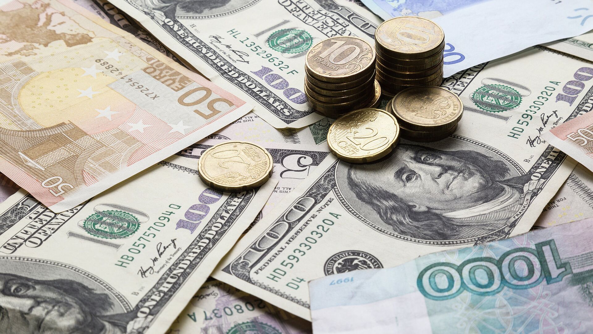 Курс доллара упал ниже 70 рублей впервые с июня 2020 года - РИА Новости,  18.02.2022