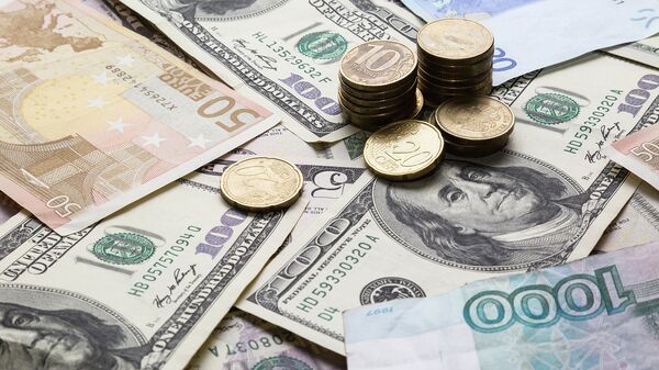 Доллары, рубли и евро. Архивное фото