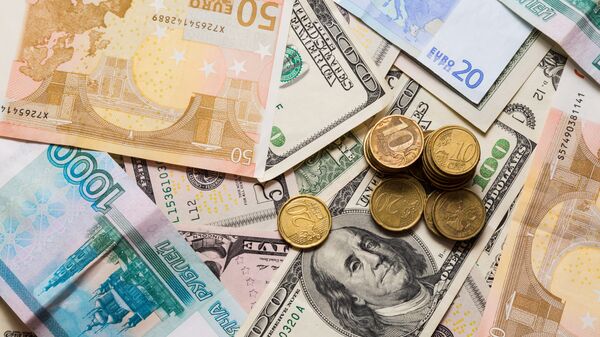 Рубли, доллары и евро. Архивное фото