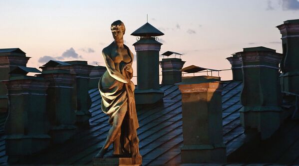 Скульптуры на крыше Государственного Эрмитажа