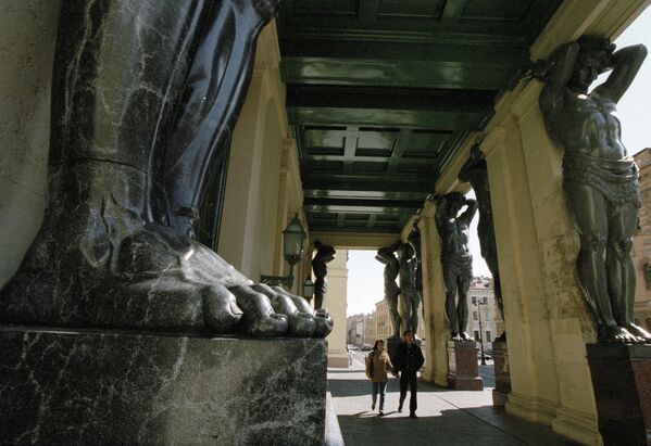 Здание Нового Эрмитажа, портик которого украшают гранитные статуи атлантов
