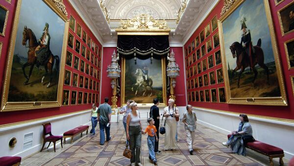 Посетители осматривают произведения искусства в одном из залов Государственного Эрмитажа