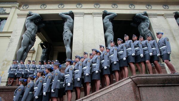 Девушки-курсантки академии МВД перед зданием Эрмитажа