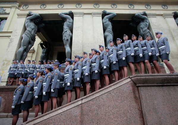 Девушки-курсантки академии МВД перед зданием Эрмитажа