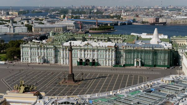 Вид на Дворцовую площадь и Государственный Эрмитаж в Санкт-Петербурге. Архивное фото