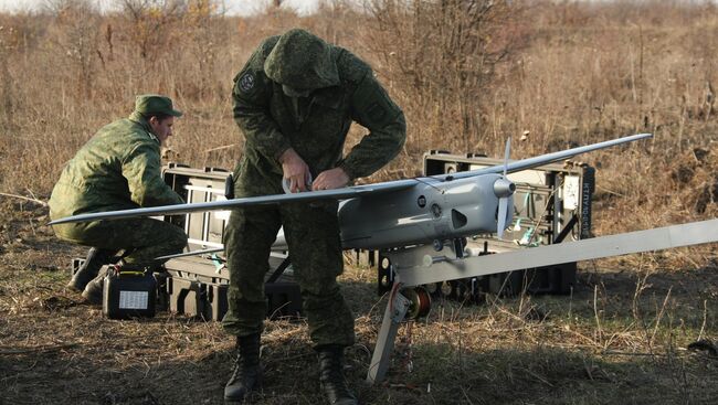 Техники инженерных войск Южного военного округа собирают беспилотный аппарат Орлан-10. Архивное фото