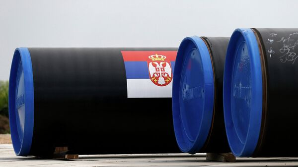 Сербский флаг на газовой трубе, части Южного потока