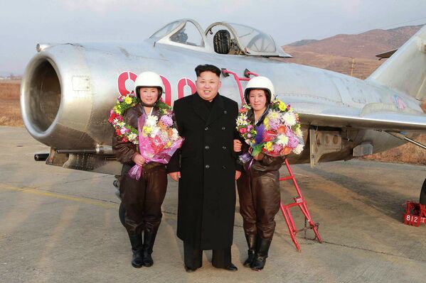 Лидер Северной Кореи Ким Чен Ын с летчицами ВВС