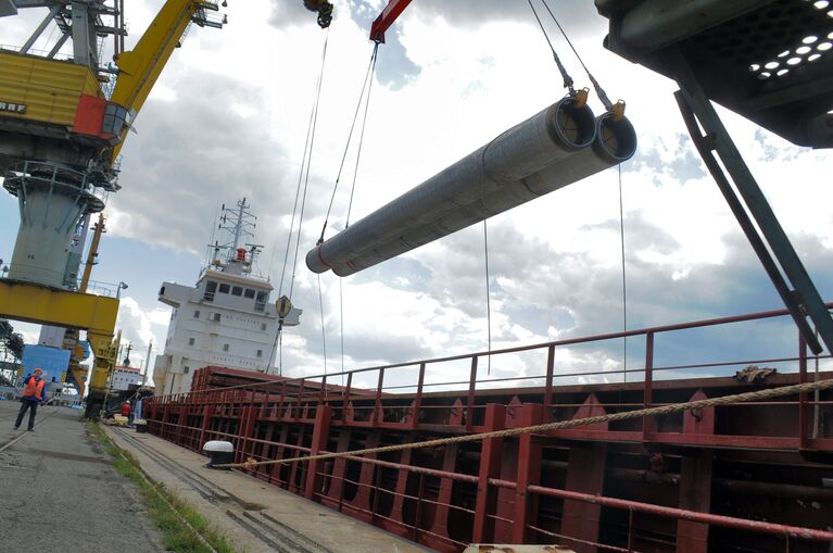 Разгрузка труб для Морского газопровода Южный поток для складирования в порту Бургас