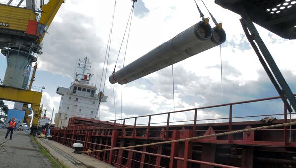 Разгрузка труб для Морского газопровода Южный поток для складирования в порту Бургас. Архивное фото