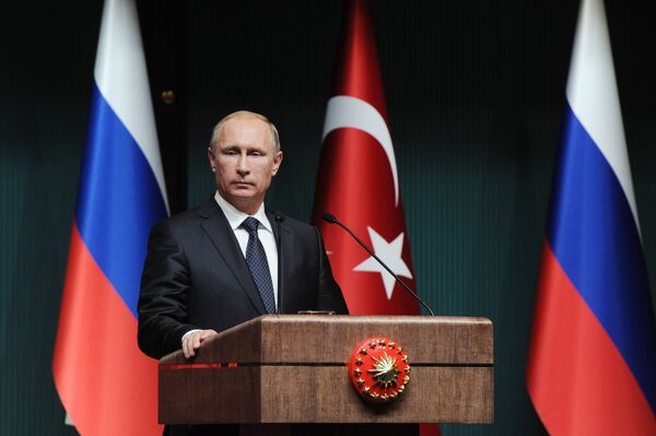Президент России Владимир Путин на итоговой пресс-конференции в Анкаре