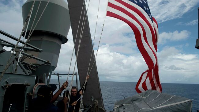 Военные моряки поднимают флаг на корабле ВМФ США. Архивное фото