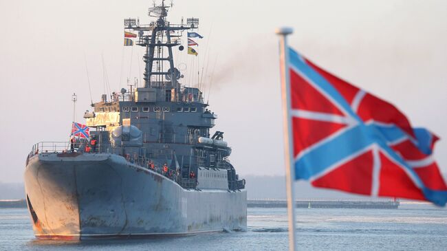 Большой десантный корабль Калининград в гавани Балтийска