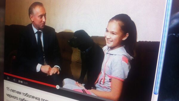 Страница с видео в youtube: 11-летняя тобольчанка получила в подарок от Владимира Путина черного лабрадора