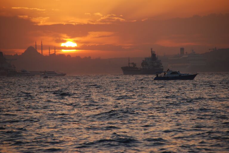 В любое время года, самым красивым аттракционом со времен древнего Константинополя остается встреча заката на Босфоре В любое время года, самым красивым аттракционом со времен древнего Константинополя остается встреча заката на Босфоре