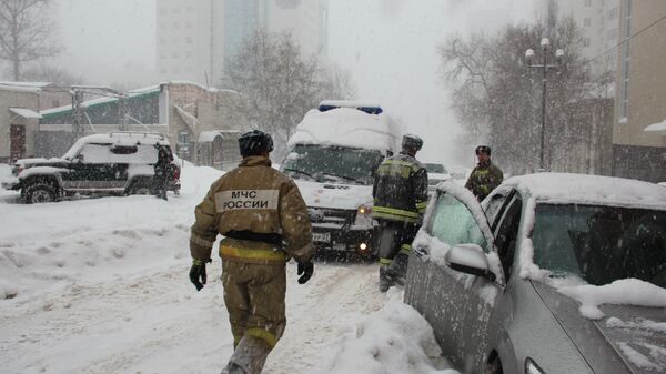 МЧС ликвидирует последствия снежного циклона в Хабаровске. Архивное фото