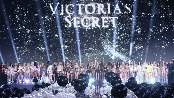 Модели во время показа Victoria's Secret. Архивное фото