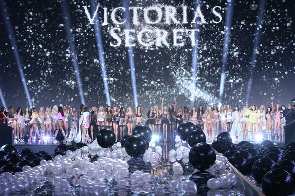 Модели во время показа Victoria's Secret в Лондоне