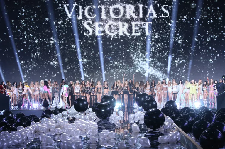 Модели во время показа Victoria's Secret в Лондоне Модели во время показа Victoria's Secret в Лондоне