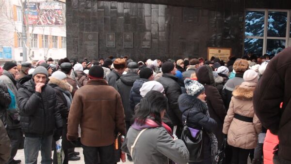 Жители Донецка выстроились в очереди за пенсиями у дверей банков