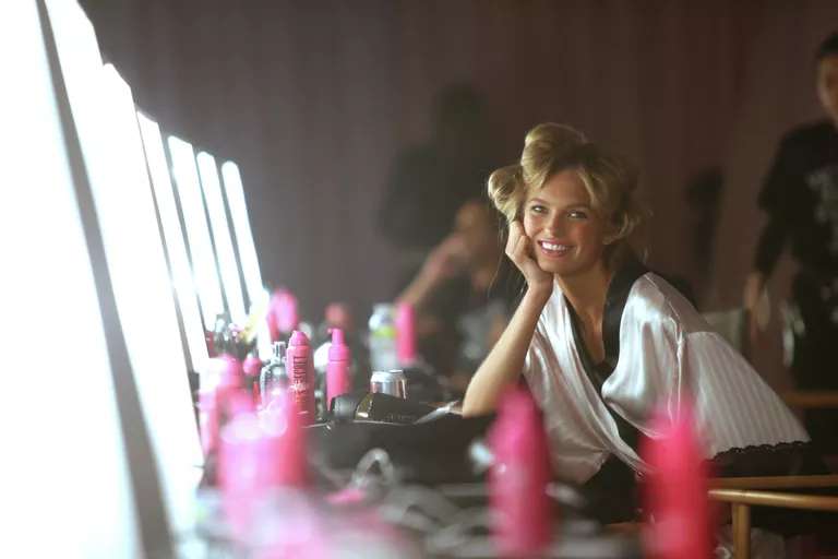 Модель перед модным показом Victoria's Secret в Лондоне Модель перед модным показом Victoria's Secret в Лондоне