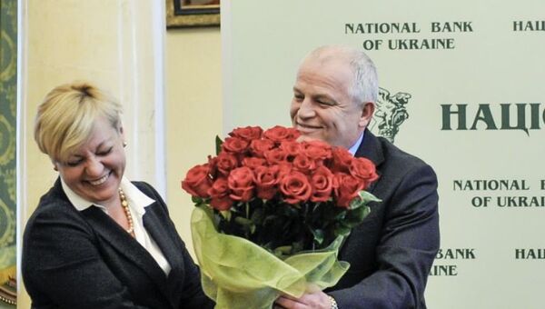 Новый глава Национального банка Украины Валерия Гонтарева и бывший глава Национального банка Украины Степан Кубив (слева направо